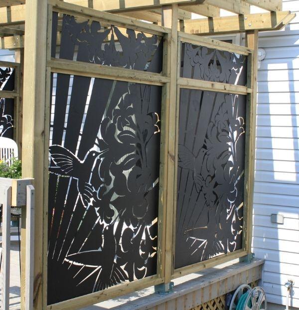 Panneaux d'intimité décoratifs à motif d'oiseaux installés sur une structure de bois