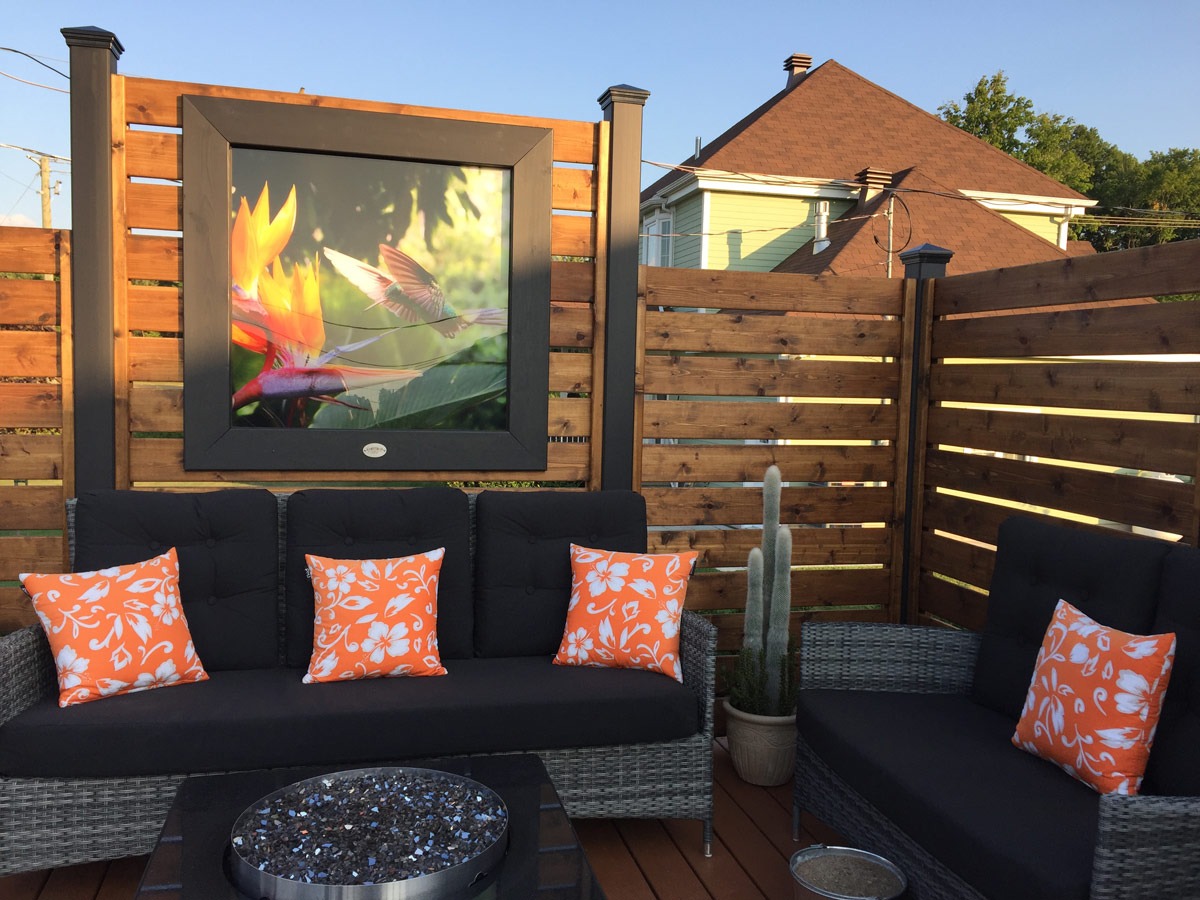 Mur d'intimité en bois de cèdre avec panneau décoratif sur un patio