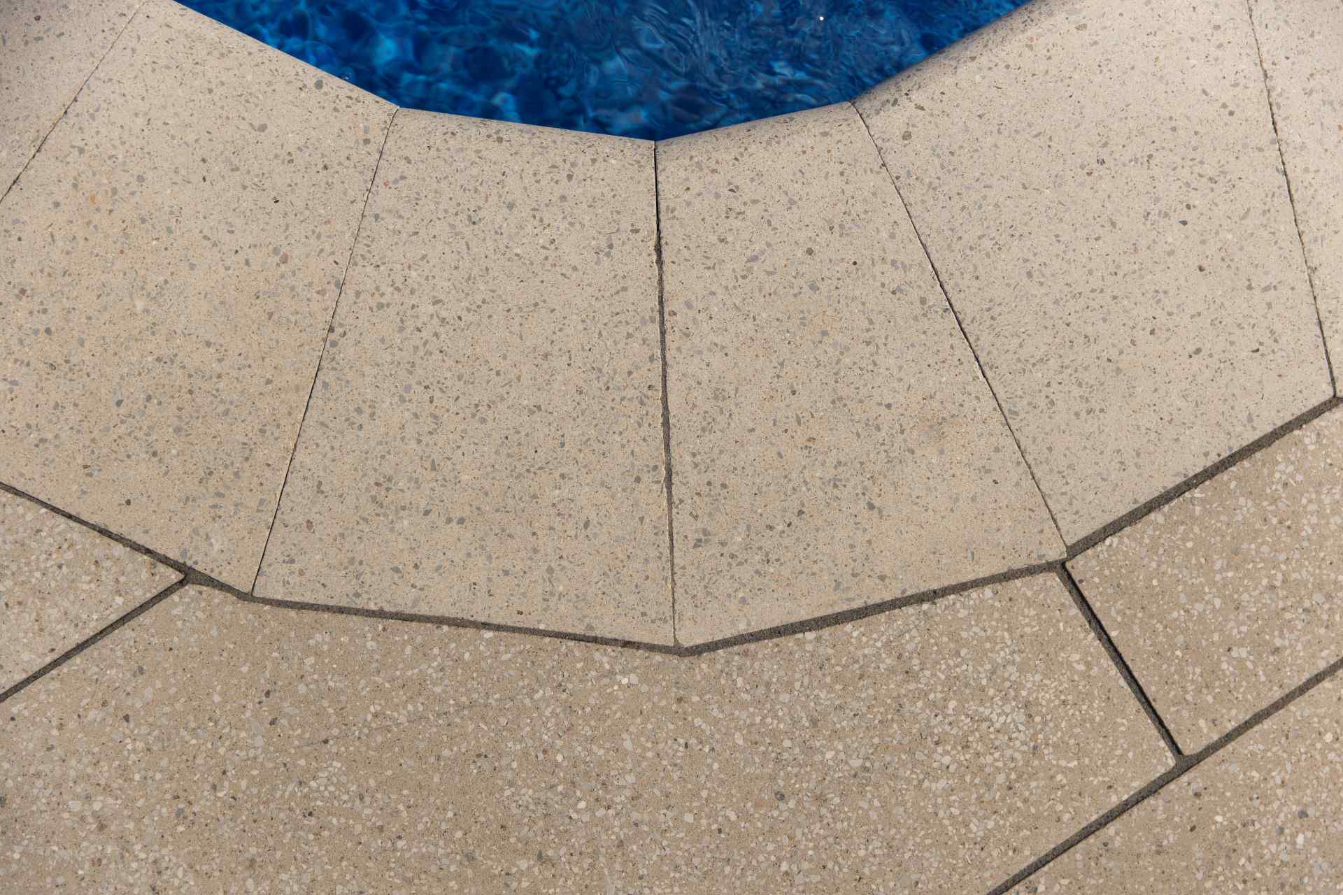 Contour de piscine en pavé uni