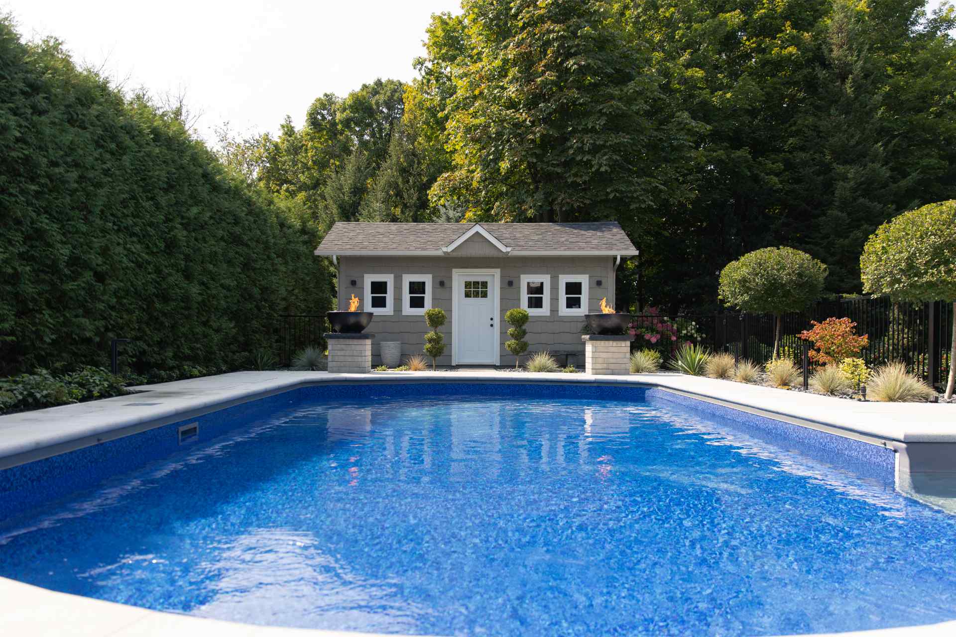 Piscine creusée avec aménagement paysager et végétalisation